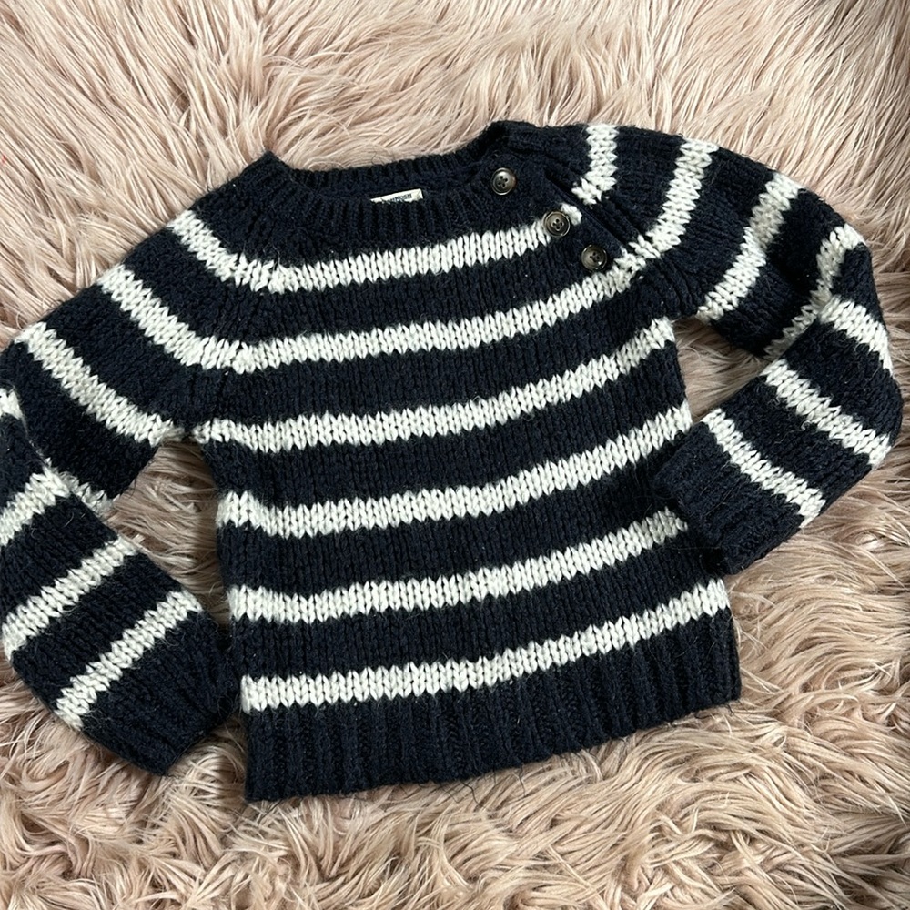 Neutral Knit Sweater with buttons ( very dark blue )
